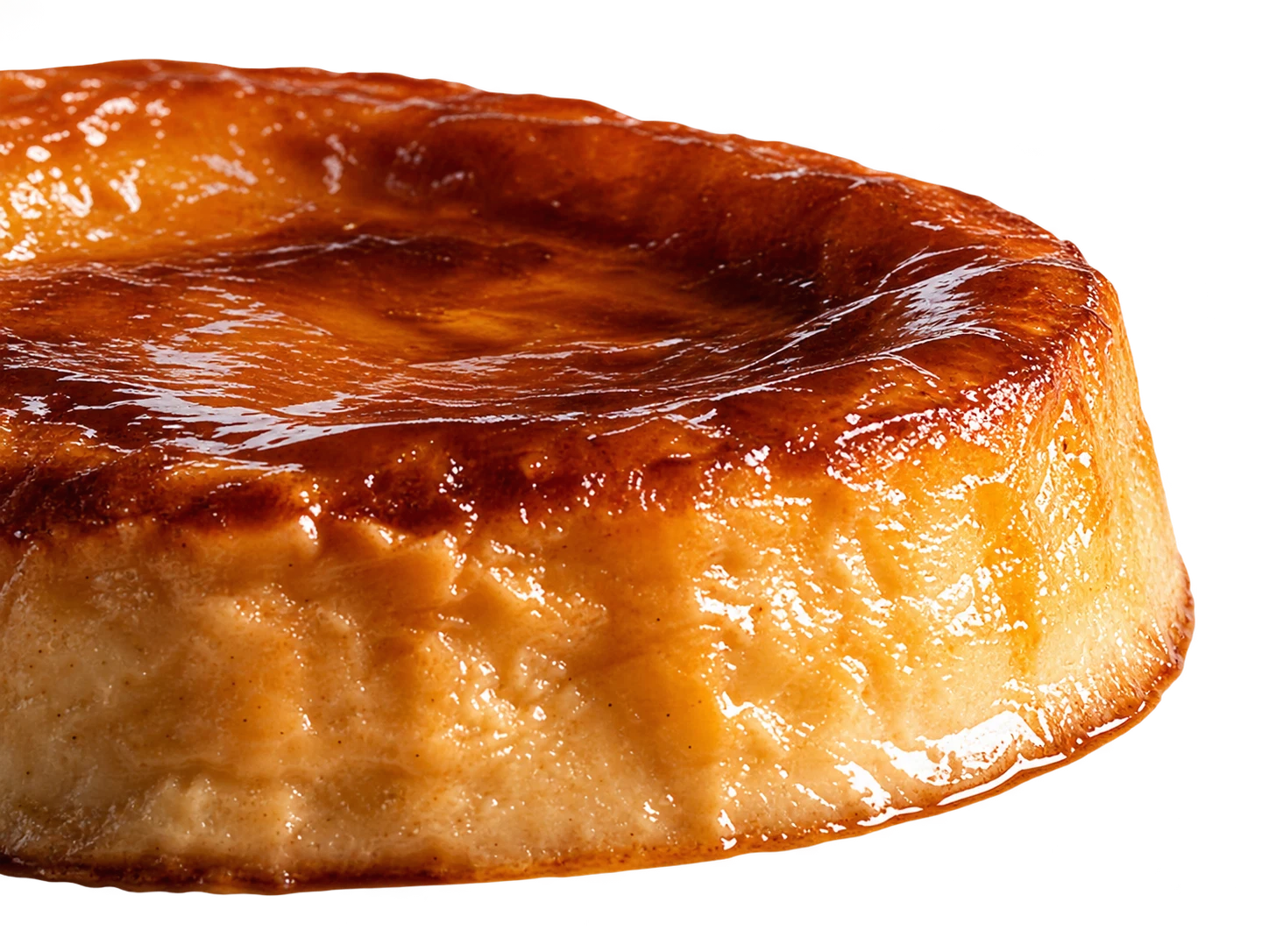 Flan doré sur fond clair.
