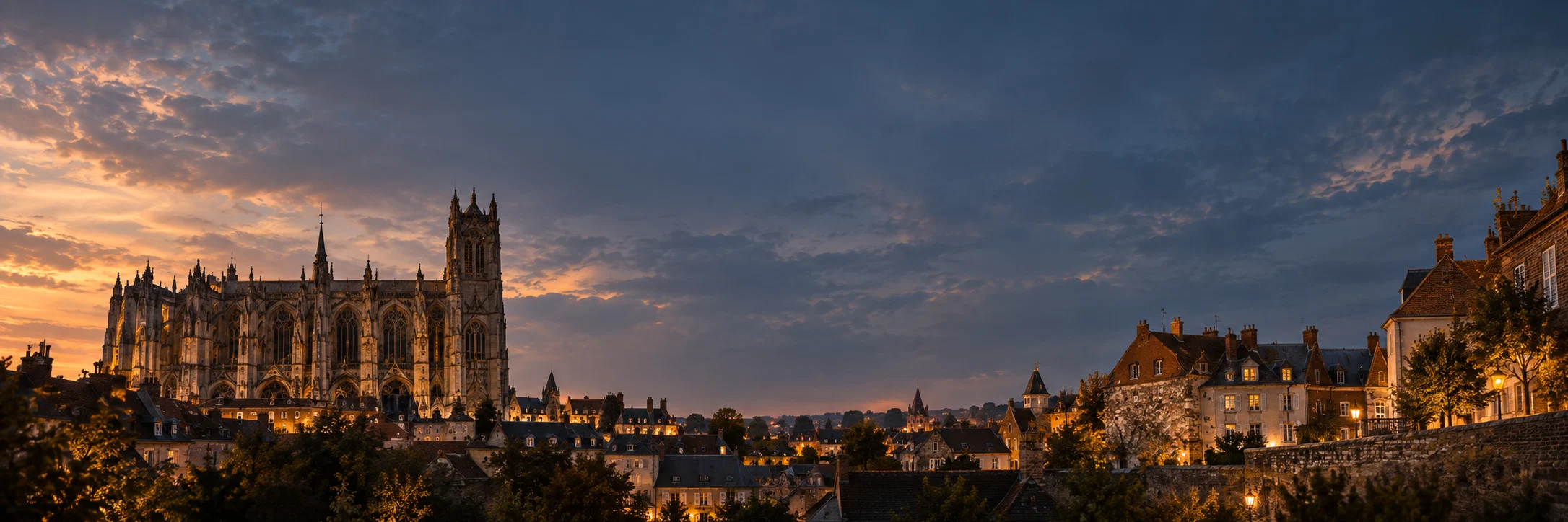Panorama de Beauvais au crépuscule.